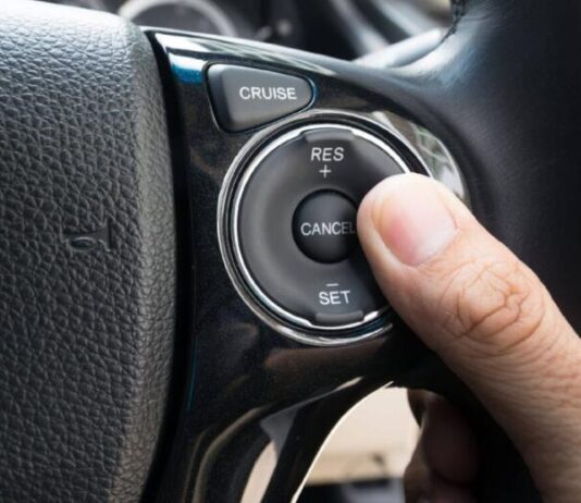 Активація круїз-контролю в автомобілі загрожує високою витратою палива Активація круїз-контролю в автомобілі загрожує високою витратою палива