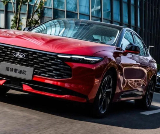 Оновлений Ford Mondeo вражає інтер’єром і гаджетами (фото)