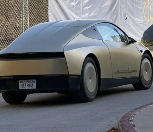 Tesla Cybercab без керма вперше з’явилась на вулицях Tesla Cybercab без керма вперше з’явилась на вулицях