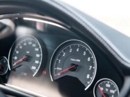 Чому спідометри автомобілів показують більші швидкості, ніж реальні