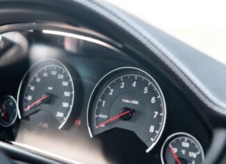 Чому спідометри автомобілів показують більші швидкості, ніж реальні