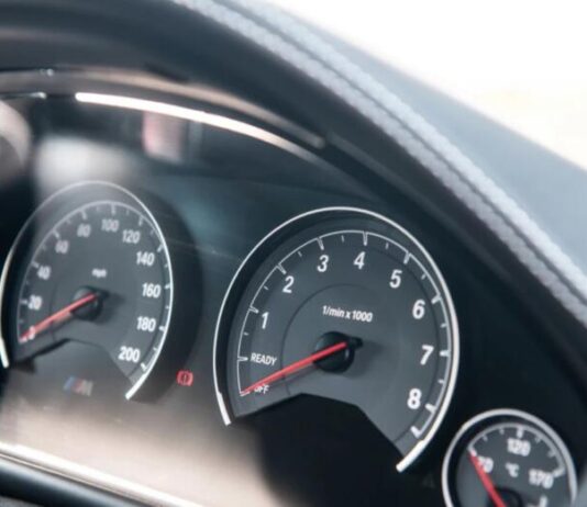 Чому спідометри автомобілів показують більші швидкості, ніж реальні