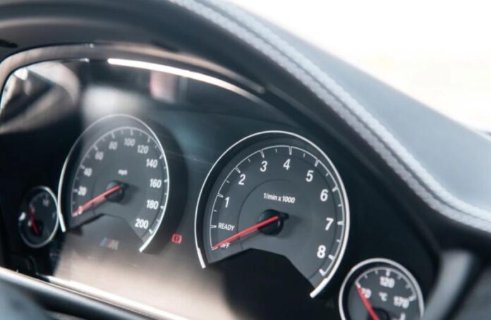 Чому спідометри автомобілів показують більші швидкості, ніж реальні