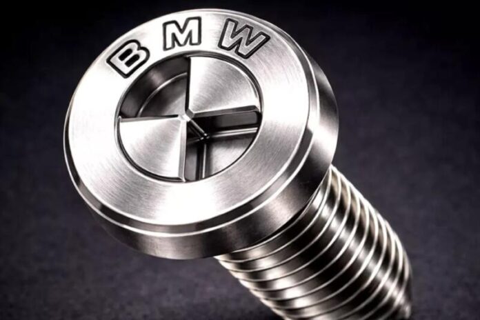 Screenshot_11 BMW запатентувала гвинти з логотипом, які відкручуються лише спецінструментом