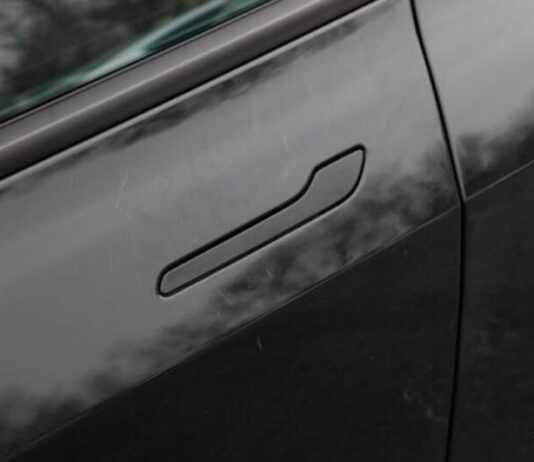 NHTSA почало перевірку Tesla Model 3 через аварійне відмикання дверей NHTSA почало перевірку Tesla Model 3 через аварійне відмикання дверей