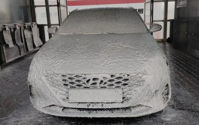 Автоексперт пояснив, як часто взимку потрібно мити машину