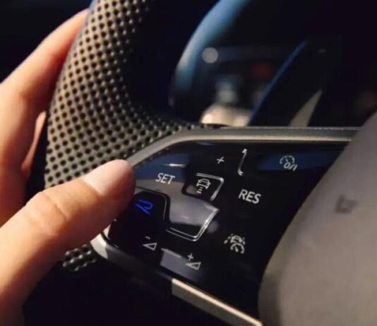 Дослідження показало: цифрові меню в авто відволікають водіїв і збільшують аварійність Дослідження показало: цифрові меню в авто відволікають водіїв і збільшують аварійність