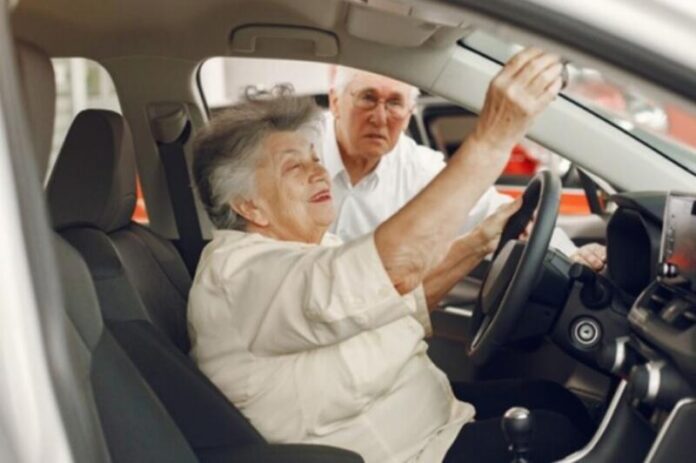 В Україні можуть скоротити термін дії водійських прав для людей старше 65 років