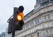 Що робити водієві, якщо загорівся жовтий сигнал світлофор Що робити водієві, якщо загорівся жовтий сигнал світлофор