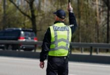 Чи зобов’язаний водій виходити з авто на вимогу поліцейського Чи зобов’язаний водій виходити з авто на вимогу поліцейського