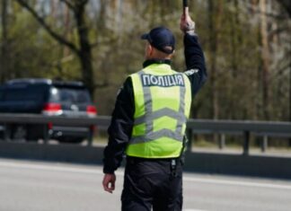 Чи зобов’язаний водій виходити з авто на вимогу поліцейського Чи зобов’язаний водій виходити з авто на вимогу поліцейського