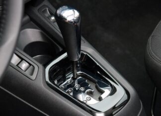 8 типових помилок водіїв, які перейшли з механіки на автомат