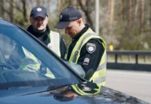 Чому водіям не варто віддавати посвідчення поліцейському в руки Чому водіям не варто віддавати посвідчення поліцейському в руки