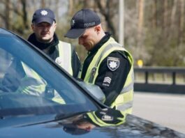 Чому водіям не варто віддавати посвідчення поліцейському в руки Чому водіям не варто віддавати посвідчення поліцейському в руки