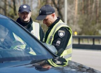 Чому водіям не варто віддавати посвідчення поліцейському в руки Чому водіям не варто віддавати посвідчення поліцейському в руки