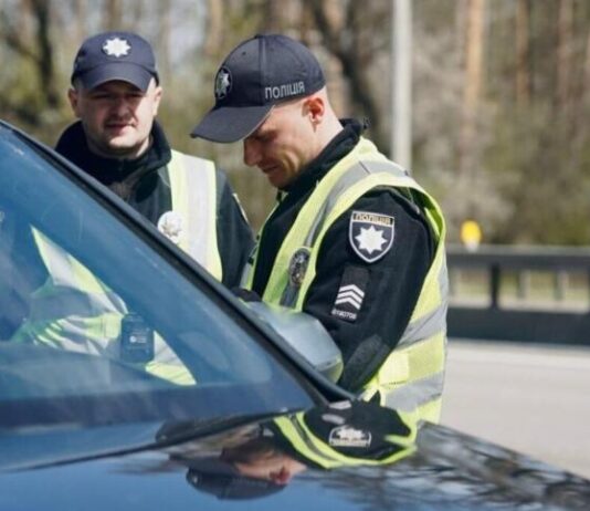 Чому водіям не варто віддавати посвідчення поліцейському в руки Чому водіям не варто віддавати посвідчення поліцейському в руки