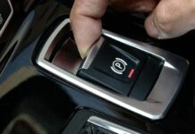 Електронний ручник в дії: як безпечно зупинити авто при відмові гальм Електронний ручник в дії: як безпечно зупинити авто при відмові гальм