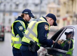 Юристи пояснили, чому небезпечно відповідати поліції на питання про алкоголь Юристи пояснили, чому небезпечно відповідати поліції на питання про алкоголь