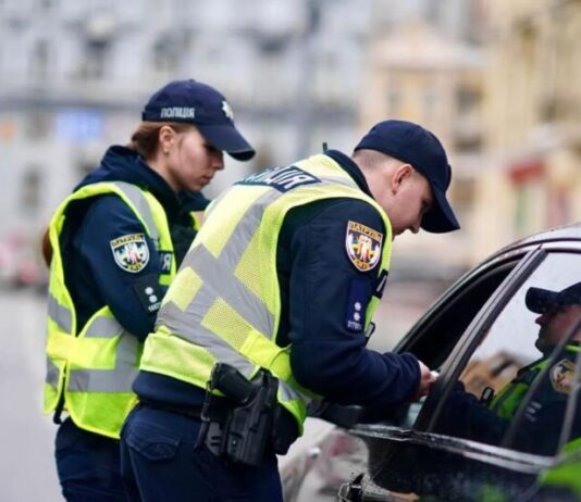Юристи пояснили, чому небезпечно відповідати поліції на питання про алкоголь Юристи пояснили, чому небезпечно відповідати поліції на питання про алкоголь