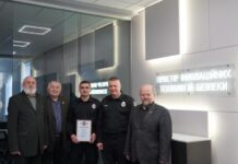 Зі зростанням кількості електромобілів в Україні рятувальники все частіше стикаються з проблемою їхнього гасіння. Це відбувається через те, що їхній літій-іонний акумулятор може підтримувати горіння навіть без доступу кисню, а інколи спалахує повторно вже через кілька днів. Саме тому питання швидкої та безпечної ліквідації таких займань стало надзвичайно актуальним. Науковці Національної академії внутрішніх справ розробили інноваційний засіб, покликаний вирішити цю проблему, — і отримали за нього перше місце на Відкритому конкурсі кращих патентів у сфері цивільного захисту та пожежної безпеки. Конкурс відбувся у Національному університеті цивільного захисту України. Їхня розробка — протипожежна кошма нового типу. Простими словами, кошма — це велика багатошарова вогнетривка ковдра, якою накривають палаючий автомобіль. Класичні кошми перекривають доступ кисню, але цього недостатньо, коли йдеться про електромобілі. Фахівці НАВС запропонували конструкцію, що поєднує механічне перекриття полум’я з активним витісненням повітря інертним газом. Усередині багатошарової тканини вмонтована вогнетривка трубопровідна система. Коли кошму накривають на авто і підключають балон з газом, той рівномірно подається всередину конструкції та «виштовхує» повітря, позбавляючи полум’я можливості розгорятися. Такий підхід критично важливий для електрокарів. Їхні батареї генерують колосальну температуру, можуть горіти автономно та знову спалахувати після локалізації пожежі. Якщо бензинову чи газову машину зазвичай можна загасити водою під тиском. Водночас нова кошма підходить не тільки для електромобілів. Вона може використовуватися і для звичайних авто, а також стане у пригоді як рятувальникам, так і власникам транспортних засобів. Нагадаємо, що сьогодні Україна активно імпортує електромобілі. Але разом зі зростанням ринку збільшується і кількість викликів для служб порятунку. Саме тому такі розробки стають необхідністю. Тепер слово за виробниками, кажуть в НАВС. Патент уже є, конструкція зрозуміла, потреба очевидна. Залишається налагодити серійне виробництво — попит на такий засіб точно буде високим. Пресслужба НАВС