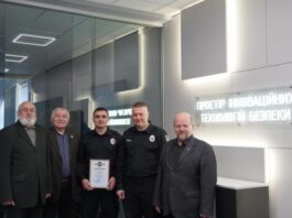 Зі зростанням кількості електромобілів в Україні рятувальники все частіше стикаються з проблемою їхнього гасіння. Це відбувається через те, що їхній літій-іонний акумулятор може підтримувати горіння навіть без доступу кисню, а інколи спалахує повторно вже через кілька днів. Саме тому питання швидкої та безпечної ліквідації таких займань стало надзвичайно актуальним. Науковці Національної академії внутрішніх справ розробили інноваційний засіб, покликаний вирішити цю проблему, — і отримали за нього перше місце на Відкритому конкурсі кращих патентів у сфері цивільного захисту та пожежної безпеки. Конкурс відбувся у Національному університеті цивільного захисту України. Їхня розробка — протипожежна кошма нового типу. Простими словами, кошма — це велика багатошарова вогнетривка ковдра, якою накривають палаючий автомобіль. Класичні кошми перекривають доступ кисню, але цього недостатньо, коли йдеться про електромобілі. Фахівці НАВС запропонували конструкцію, що поєднує механічне перекриття полум’я з активним витісненням повітря інертним газом. Усередині багатошарової тканини вмонтована вогнетривка трубопровідна система. Коли кошму накривають на авто і підключають балон з газом, той рівномірно подається всередину конструкції та «виштовхує» повітря, позбавляючи полум’я можливості розгорятися. Такий підхід критично важливий для електрокарів. Їхні батареї генерують колосальну температуру, можуть горіти автономно та знову спалахувати після локалізації пожежі. Якщо бензинову чи газову машину зазвичай можна загасити водою під тиском. Водночас нова кошма підходить не тільки для електромобілів. Вона може використовуватися і для звичайних авто, а також стане у пригоді як рятувальникам, так і власникам транспортних засобів. Нагадаємо, що сьогодні Україна активно імпортує електромобілі. Але разом зі зростанням ринку збільшується і кількість викликів для служб порятунку. Саме тому такі розробки стають необхідністю. Тепер слово за виробниками, кажуть в НАВС. Патент уже є, конструкція зрозуміла, потреба очевидна. Залишається налагодити серійне виробництво — попит на такий засіб точно буде високим. Пресслужба НАВС