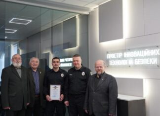 Зі зростанням кількості електромобілів в Україні рятувальники все частіше стикаються з проблемою їхнього гасіння. Це відбувається через те, що їхній літій-іонний акумулятор може підтримувати горіння навіть без доступу кисню, а інколи спалахує повторно вже через кілька днів. Саме тому питання швидкої та безпечної ліквідації таких займань стало надзвичайно актуальним. Науковці Національної академії внутрішніх справ розробили інноваційний засіб, покликаний вирішити цю проблему, — і отримали за нього перше місце на Відкритому конкурсі кращих патентів у сфері цивільного захисту та пожежної безпеки. Конкурс відбувся у Національному університеті цивільного захисту України. Їхня розробка — протипожежна кошма нового типу. Простими словами, кошма — це велика багатошарова вогнетривка ковдра, якою накривають палаючий автомобіль. Класичні кошми перекривають доступ кисню, але цього недостатньо, коли йдеться про електромобілі. Фахівці НАВС запропонували конструкцію, що поєднує механічне перекриття полум’я з активним витісненням повітря інертним газом. Усередині багатошарової тканини вмонтована вогнетривка трубопровідна система. Коли кошму накривають на авто і підключають балон з газом, той рівномірно подається всередину конструкції та «виштовхує» повітря, позбавляючи полум’я можливості розгорятися. Такий підхід критично важливий для електрокарів. Їхні батареї генерують колосальну температуру, можуть горіти автономно та знову спалахувати після локалізації пожежі. Якщо бензинову чи газову машину зазвичай можна загасити водою під тиском. Водночас нова кошма підходить не тільки для електромобілів. Вона може використовуватися і для звичайних авто, а також стане у пригоді як рятувальникам, так і власникам транспортних засобів. Нагадаємо, що сьогодні Україна активно імпортує електромобілі. Але разом зі зростанням ринку збільшується і кількість викликів для служб порятунку. Саме тому такі розробки стають необхідністю. Тепер слово за виробниками, кажуть в НАВС. Патент уже є, конструкція зрозуміла, потреба очевидна. Залишається налагодити серійне виробництво — попит на такий засіб точно буде високим. Пресслужба НАВС