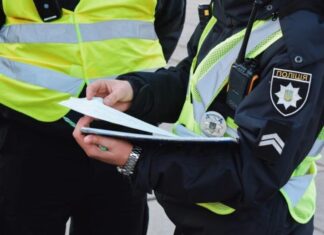 Коли поліція має право зупиняти та перевіряти документи