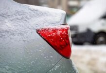 Експерт розповів про небезпеку керування автомобілем у зимовій куртці