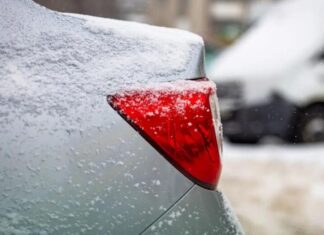 Експерт розповів про небезпеку керування автомобілем у зимовій куртці