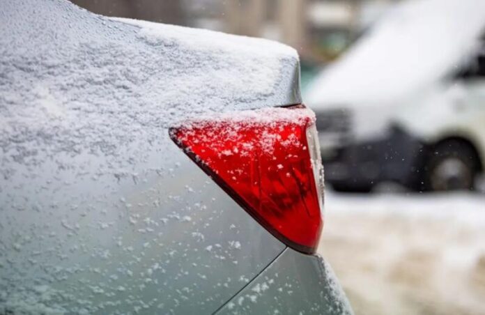 Експерт розповів про небезпеку керування автомобілем у зимовій куртці
