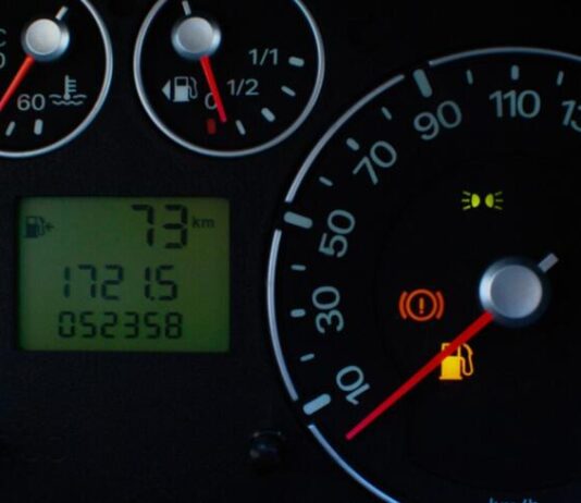 Кнопка скидання пробігу: приховані функції, про які знає не кожен водій Кнопка скидання пробігу: приховані функції, про які знає не кожен водій
