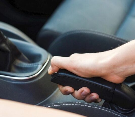 Механік пояснив, чому завжди слід ставити авто на ручне гальмо Механік пояснив, чому завжди слід ставити авто на ручне гальмо