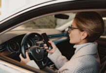 Використання телефону за кермом в Україні: що каже закон Використання телефону за кермом в Україні: що каже закон