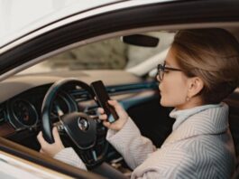 Використання телефону за кермом в Україні: що каже закон Використання телефону за кермом в Україні: що каже закон