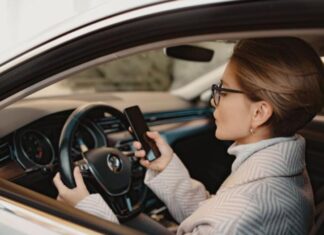 Використання телефону за кермом в Україні: що каже закон Використання телефону за кермом в Україні: що каже закон