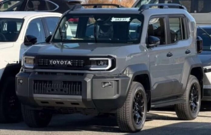 ленд-крузер-ф-джей-1 Міні-Toyota Land Cruiser вперше помічено в реальних умовах