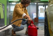 На АЗС пояснили, у яку тару можна наливати бензин На АЗС пояснили, у яку тару можна наливати бензин