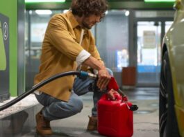 На АЗС пояснили, у яку тару можна наливати бензин На АЗС пояснили, у яку тару можна наливати бензин