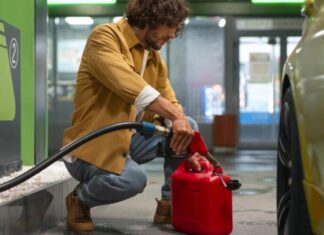 На АЗС пояснили, у яку тару можна наливати бензин На АЗС пояснили, у яку тару можна наливати бензин