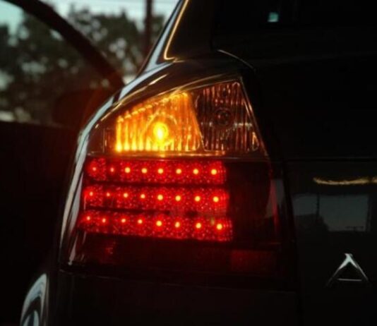 Водіям нагадали, як не можна використати поворотники в авто Водіям нагадали, як не можна використати поворотники в авто