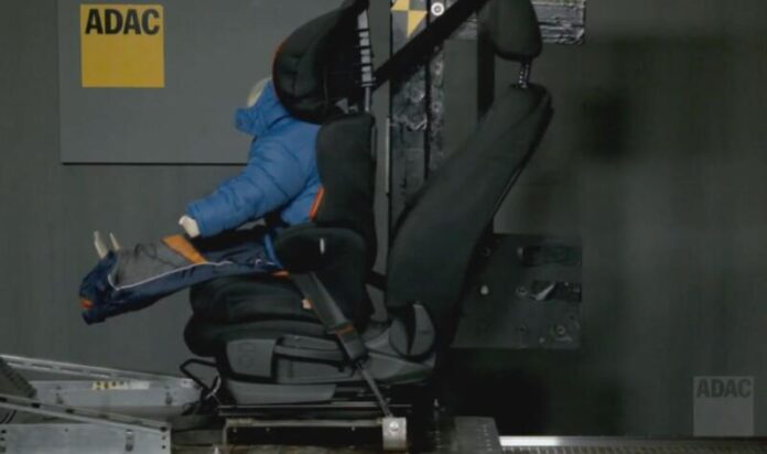 Screenshot_11 Чому не варто сидіти зимою в куртці за кермом: порада експертів