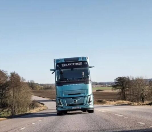 Volvo представила оновлену електричну вантажівку для міста Volvo представила оновлену електричну вантажівку для міста