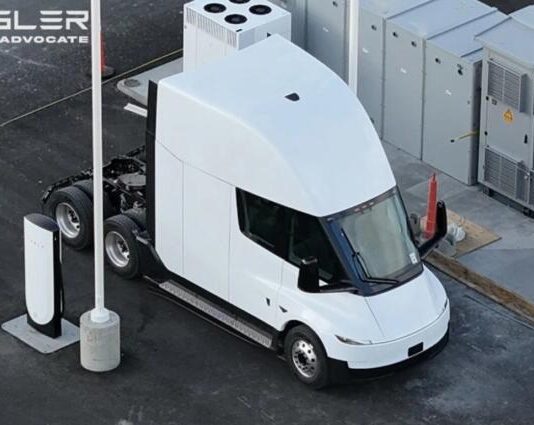 Tesla Semi показав зарядку потужністю 1,2 МВт на станції Megacharger Tesla Semi показав зарядку потужністю 1,2 МВт на станції Megacharger