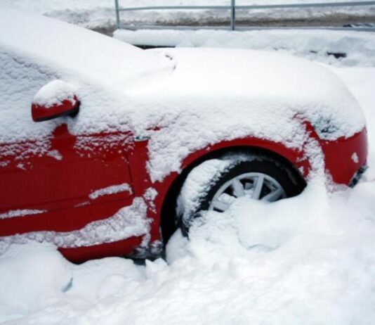Експерт розповів, як слід змінювати стиль водіння у снігопад Експерт розповів, як слід змінювати стиль водіння у снігопад