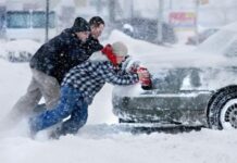 Рятувальники розповіли, як правильно відкопувати автомобіль від снігу Рятувальники розповіли, як правильно відкопувати автомобіль від снігу
