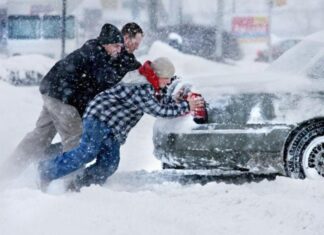Рятувальники розповіли, як правильно відкопувати автомобіль від снігу Рятувальники розповіли, як правильно відкопувати автомобіль від снігу