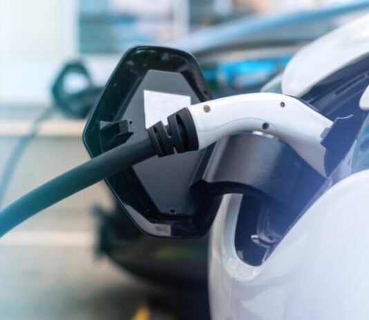 Вперше в історії продажі електромобілів у ЄС перевищили бензинові Вперше в історії продажі електромобілів у ЄС перевищили бензинові