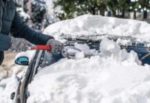 Автоексперт розповів, як безпечно очистити машину від снігу Автоексперт розповів, як безпечно очистити машину від снігу