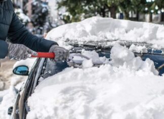 Автоексперт розповів, як безпечно очистити машину від снігу Автоексперт розповів, як безпечно очистити машину від снігу