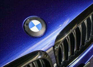 BMW представила оновлений мінімалістичний логотип на iX3 BMW представила оновлений мінімалістичний логотип на iX3